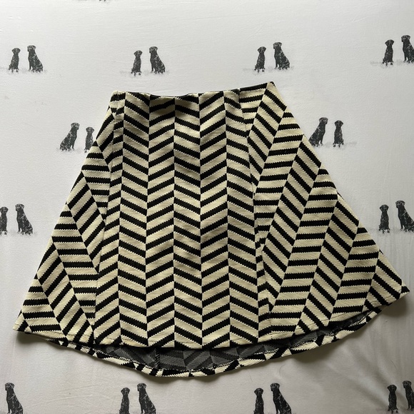 ZARA Mod Style Skirt - Picture 2 of 3